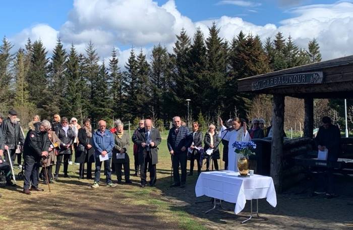 Sr. Jónína Ólafsdóttir, blessar söfnuðinn í Garðalundi